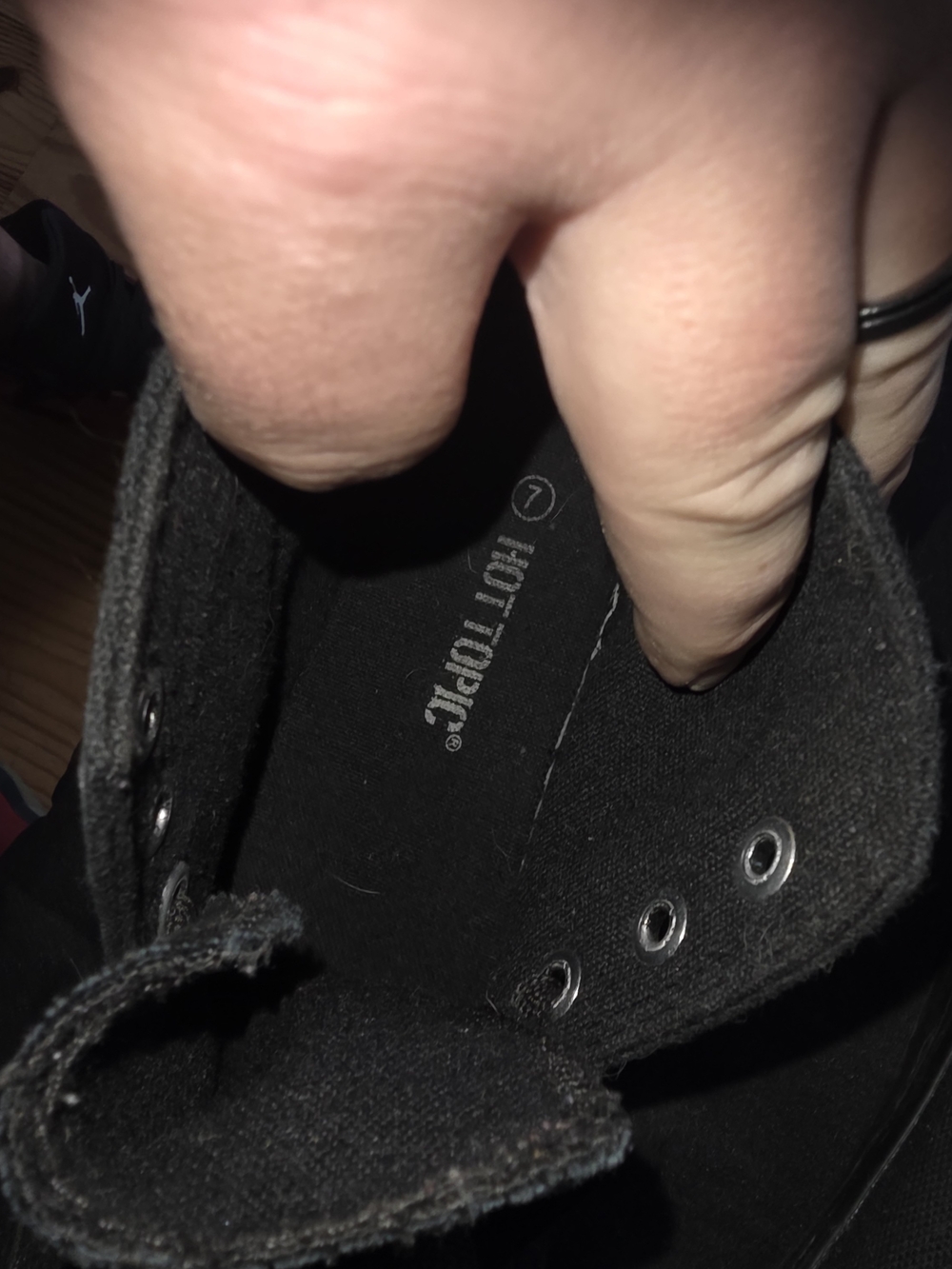 Hot Topic Black High-Top Kids Sneakers with White Pentagram Patch - Picture 4 of 4
